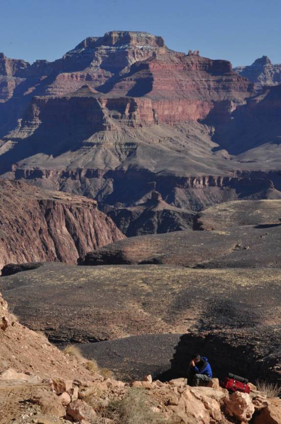 Descansando e admirando a paisagem da trilha que desce até o fundo do Grand Canyon, no Arizona, nos Estados Unidos